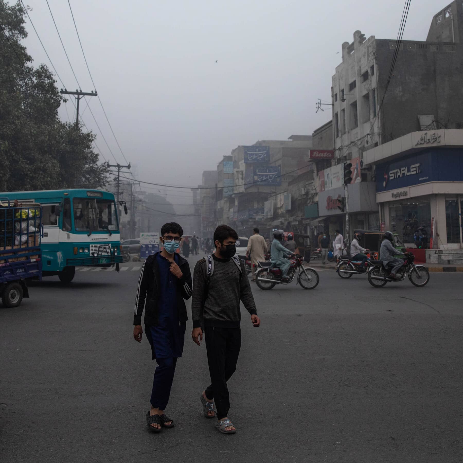 Smog in Pakistan Smothers Lahore, Breaking a Vibrant City’s Rhythms